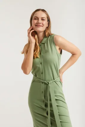 Vestido verde sin mangas con logo bordado al tono